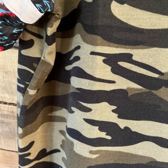 Sunshine & Rodeos Camo And Aztec Print Top Size Large - Picture 9 of 11